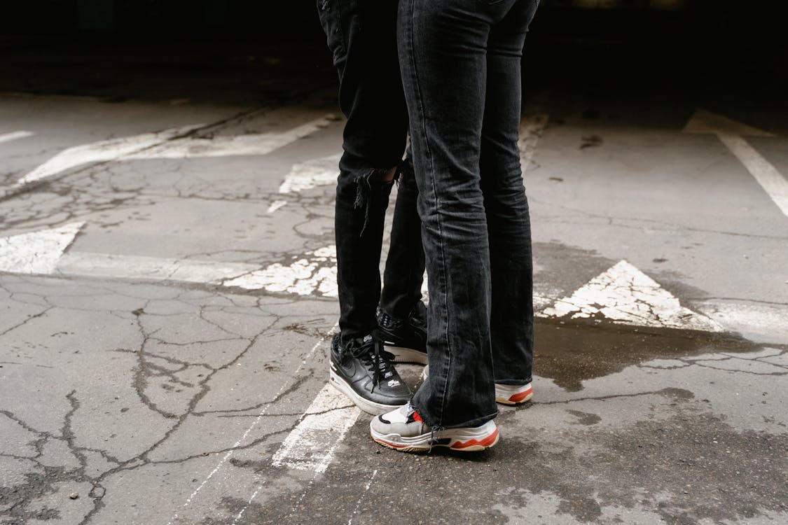 Looks com calça jeans preta para arrasar à noite